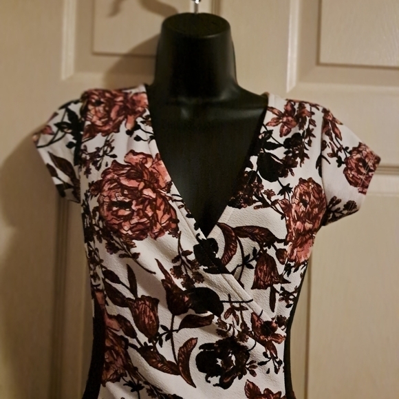 Almost famous floral dress size small - Picture 2 of 7